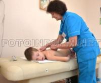 Кіровоград: організація матерів дітей-інвалідів отримала стіл для лікувального масажу