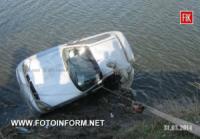 Кіровоградщина: рятувальники вивільнили з водойми легкове авто