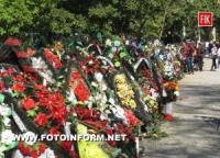 Кировоградцы пришли к могилам погибших бойцов
