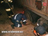Кіровоградщина: рятувальники відбуксирували вантажівку на проїжджу частину