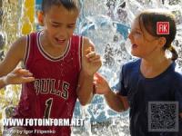 В Кировограде дети купаются в фонтане