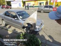 Кировоград: бетонный столб обрушился на автомобиль