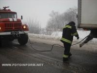 На Кіровоградщині допомагають водіям вантажівок вибратися із снігових заметів