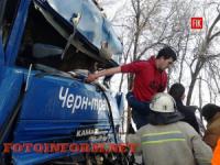 На Кіровоградщині вивільнили з авто водія,  який постраждав внаслідок ДТП