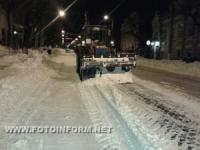 Кіровоград: комунальники почали вивозити сніг з центральної частини міста