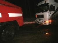На Кіровоградщині рятувальники відбуксирували вантажівку з узбіччя дороги