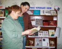 Кіровоград: бібліотекарі відкрили книжкову виставку-панораму «Корифеї української сцени»