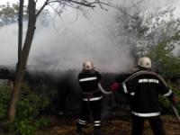 На Кіровоградщині рятувальники ліквідували пожежу на території приватного домоволодіння