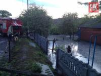 На Кіровоградщині рятувальники допомагають відкачати воду з 15 підтоплених присадибних ділянок