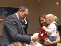 Кировоград: мэр вручил подарки детям воинов АТО