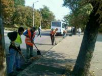 Кропивницький: комунальники прибирали опале листя з вулиць міста