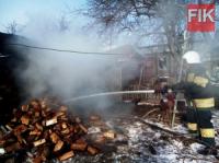 На Кіровоградщині вогнеборці загасили пожежу дров у господарчій споруді