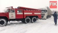 Кіровоградська область: рятувальники продовжують визволяти автомобілі зі снігового полону