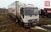 На Кіровоградщині автомобіль застряг у багнюці,  довелось викликати рятувальників