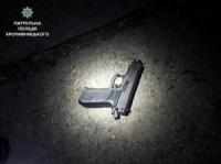 У Кропивницькому в центрі міста затримала чоловіка з пістолетом у руці
