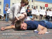 У Кропивницькому активісти лягли на головній площі міста