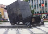 У Кропивницькому пам’ятник «Жертвам Чорнобиля» перетворився на лежанку