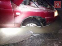 У Кропивницькому автівка потрапила у яму з водою