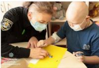В Кропивницькому патрульні спільно з волонтерами розважили дітей в лікарні