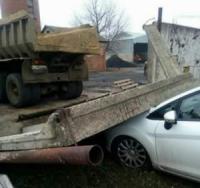 У Кропивницькому вантажівка в' їхала у бетонну огорожу