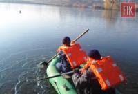 На Кіровоградщині рятувальники вивільнили лебедя із замерзлої водойми