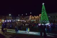 На головній площі Кропивницького засяяла Новорічна ялинка.