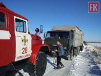 На Кіровоградщині із складних ділянок автошляхів відбуксирували 9 автомобілів