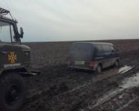 У Добровеличківському районі з ускладнених ділянок дороги відбуксирували дві автівки