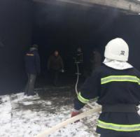 У Петрівському районі рятувальники та місцева пожежна команда приборкали пожежу гаража