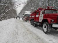 На Кіровоградщині із снігового полону продовжують визволяти автомобільний транспорт
