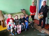 Кіровоградські поліцейські порадували малечу смаколиками