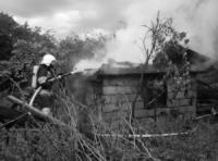 На Кіровоградщині вогнеборці ліквідували пожежу сміття та господарчої споруди