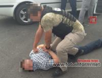 На Кіровоградщині СБУ викрила поліцейського на незаконному збуті зброї та наркотичних речовин