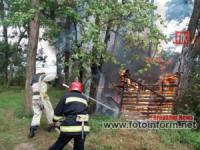 На Кіровоградщині вогнеборці приборкали пожежу надвірної споруди