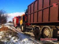 На Кіровоградщині відбуксирували 7 автомобілів зі складних ділянок доріг