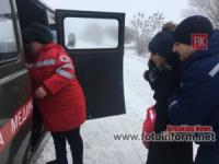 На Кіровоградщині рятувальники допомогли медикам дістатись до хворої жінки