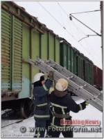 У Кропивницькому із вагону потяга дістали підлітка,  якого вразило струмом