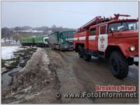 На складних ділянках доріг Кіровоградщини продовжують надавати допомогу водіям