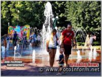 У Кропивницькому діти купаються у фонтані