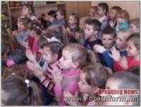 У Кропивницькому бійці чергового караулу показали школярам,  як відбувається гасіння пожежі