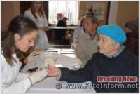 У Кропивницькому студенти вимірювали мешканцям рівень глюкози в крові