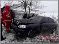 На Кіровоградщині рятувальники дістали чоловіка із понівеченого в ДТП авто