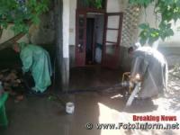 На Кіровоградщині у результаті сильної зливи дощовими водами затопило багатоквартирний будинок