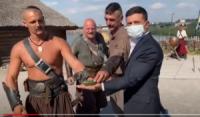 На Хортиці козак рубанув шаблею по огірку на долоні Президента України