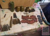 На Кіровоградщині чоловік вдома зберігав зброю та боєприпаси