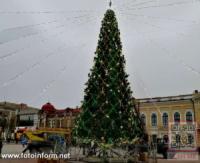 У Кропивницькому закінчили прикрашати головну новорічну ялинку