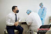 Президент України вакцинувався від COVID-19 на Донбасі разом з військовими