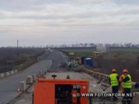На Кіровоградщині триває ремонт мосту через річку Синюха