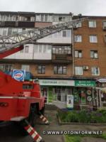 У Кропивницькому рятувальники усунули загрозу падіння цеглини з-під даху 5-поверхівки