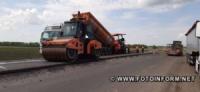 На Кіровоградщині дорожники одночасно ремонтують чотири ділянки автодороги М-12